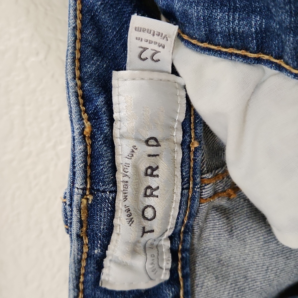 Torrid Jean shorts with lace trim - Picture 2 of 4
